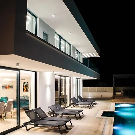 Sunset Serenity Villa With Pool, Gym And Sauna - Six Bedroom Villa With Pool