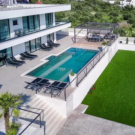 Vila Sunset Serenity Villa With Pool, Gym And Sauna - Six Bedroom Villa With Pool